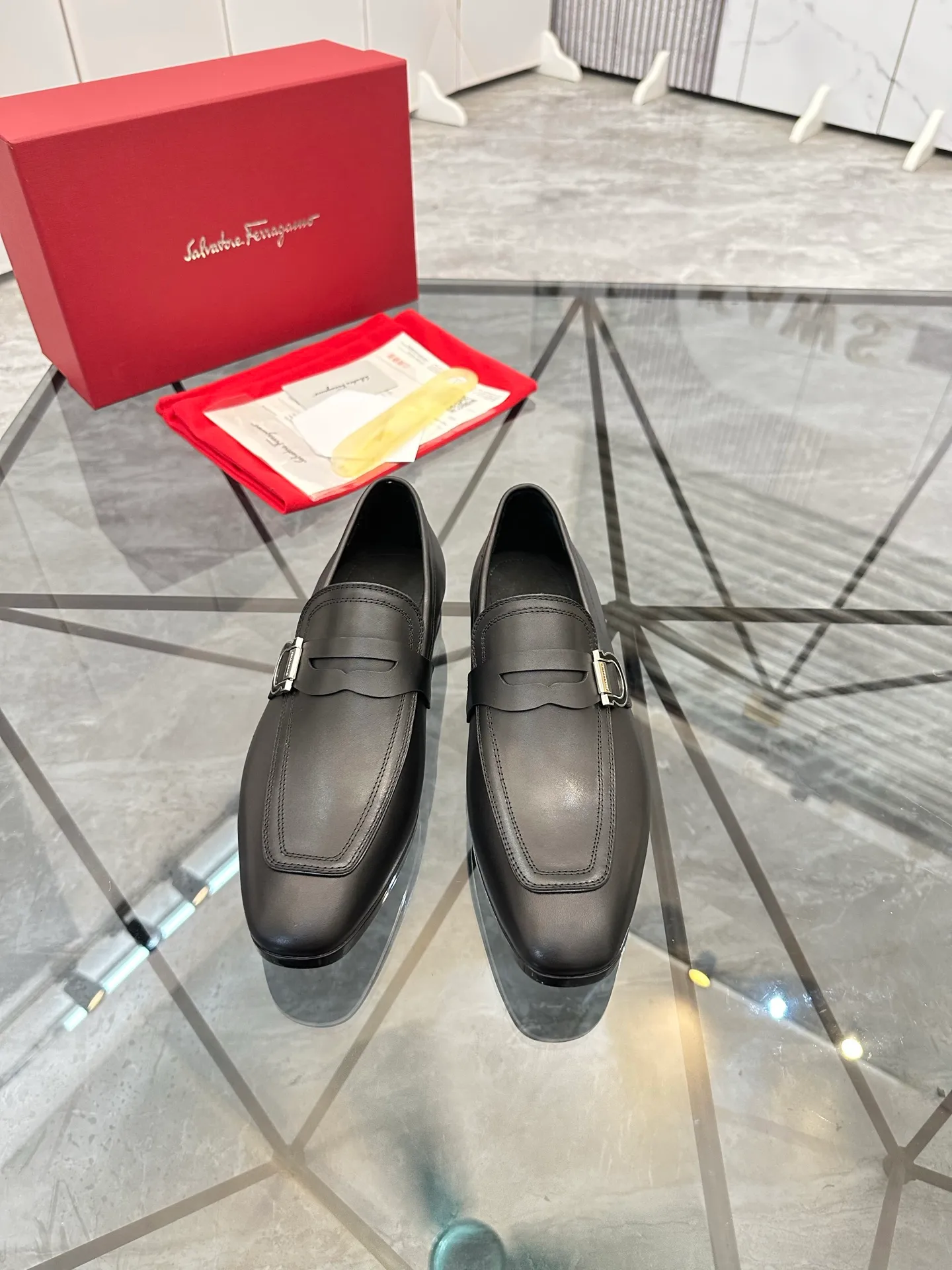 Men's shoes: 💰P640¥ High-end quality Product trademark: Ferragamo* "Ferragamo*" leather shoes Regular size: 38-44 (can be customized to 45.46.) Product materials: imported first-layer cowhide leather upper, cowhide lining, original outsole. Number: 688